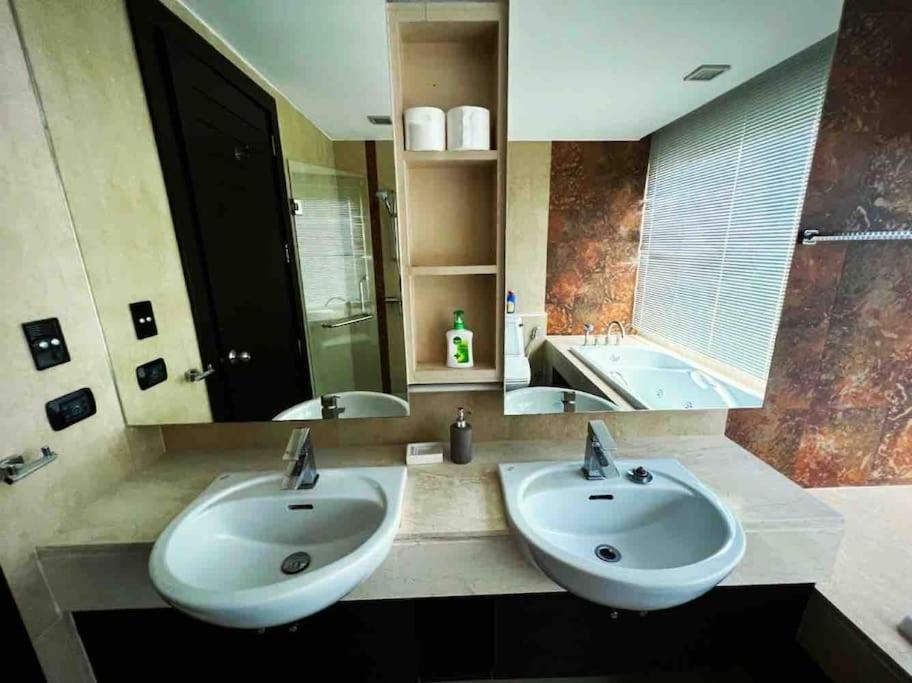 Luxurious 3Br Penthouse Jacuzzi Seaview Apartment หาดกมลา ภายนอก รูปภาพ